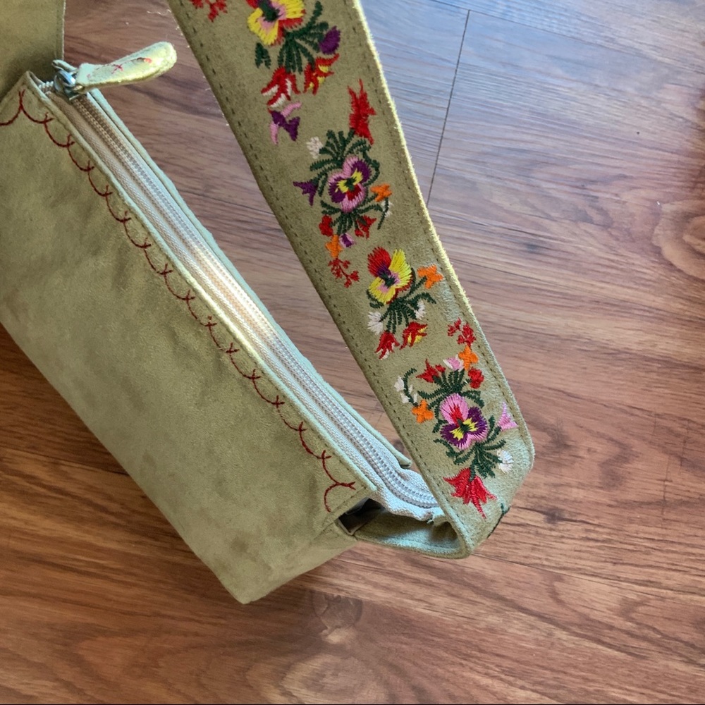 Vintage 2000s Flower Embroidered Purse NWOT